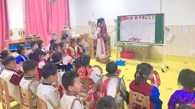 维西县幼儿园开展“铸牢中华民族共同体意识”公开 课评比活动