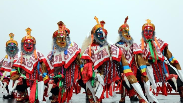 德钦县在飞来寺观景台举办文艺演出