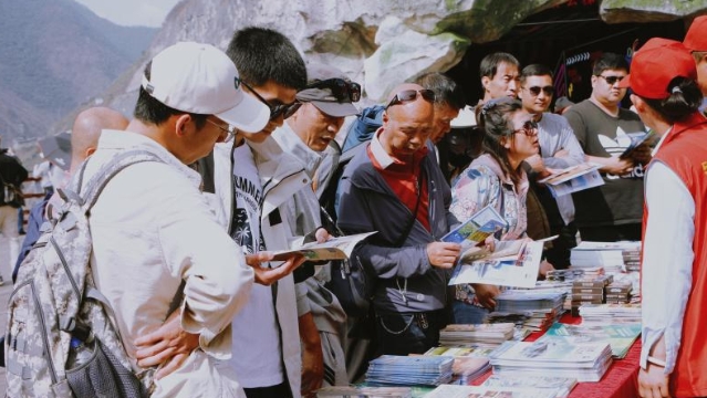 香格里拉虎跳峡旅游经营有限公司在上虎跳景点集散服务中心开展文旅宣传推介活动