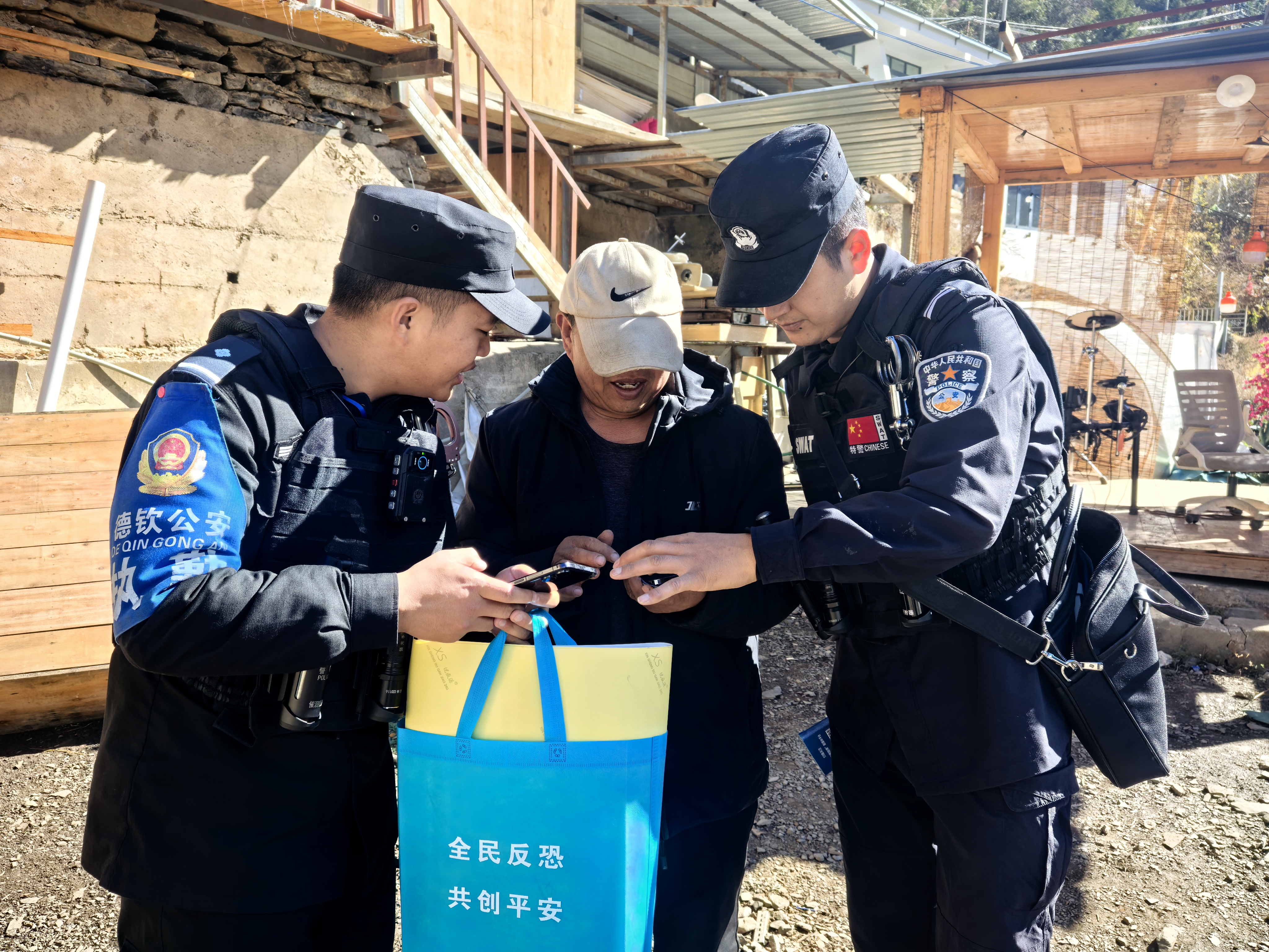 德钦公安：“警景融合”打造景区平安风景线