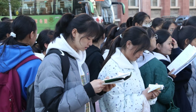 千名学子赴考 多部门联动护航