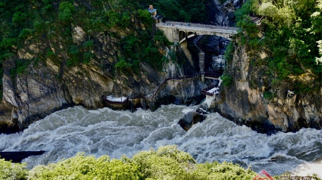 旅居云南 畅游山海｜香格里拉虎跳峡让游客领略大自然的鬼斧神工