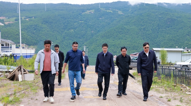 上访变下访 罗朝峰到维西县白济汛乡共乐村一线接访
