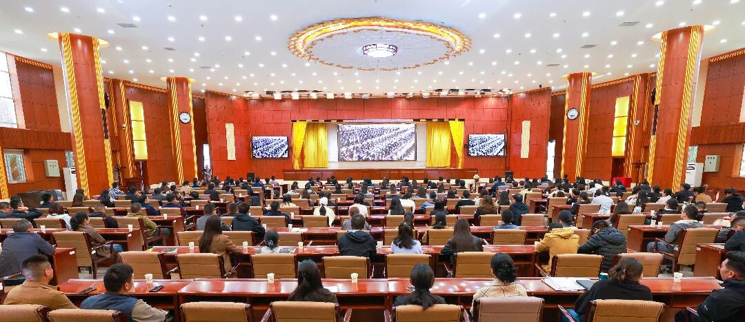 迪庆州各族干部群众收听收看纪念中国人民抗日战争暨世界反法西斯战争胜利80周年大会直播