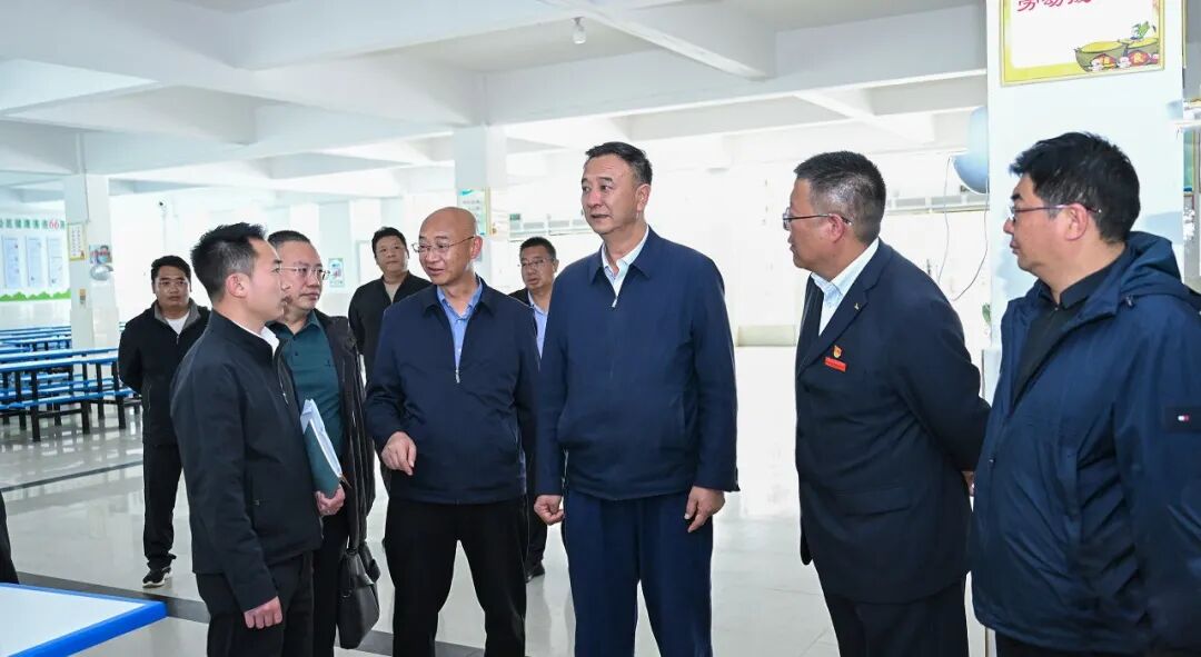 张卫东到香格里拉城区部分中小学调研时强调 以精细化管理筑牢安全防线 努力办好人民满意的教育