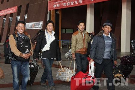 节前返家的乘客纷纷从老家回到拉萨