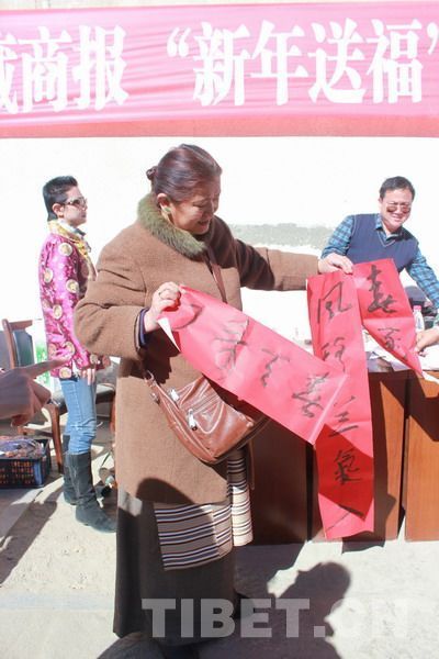 拿到对联的市民很开心