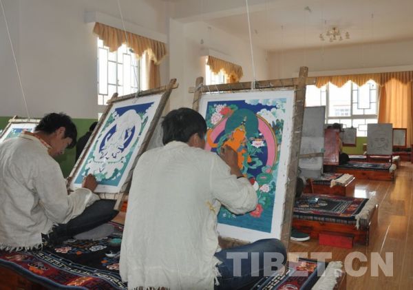 西藏唐卡艺术传习基地里的学徒正在画唐卡