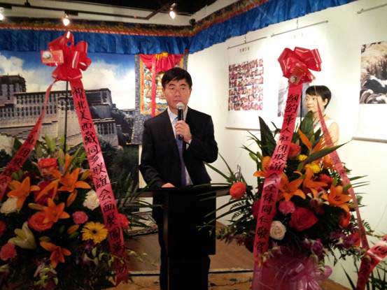 中华海外联谊会副秘书长朱京光在开幕式上介绍展览内容。