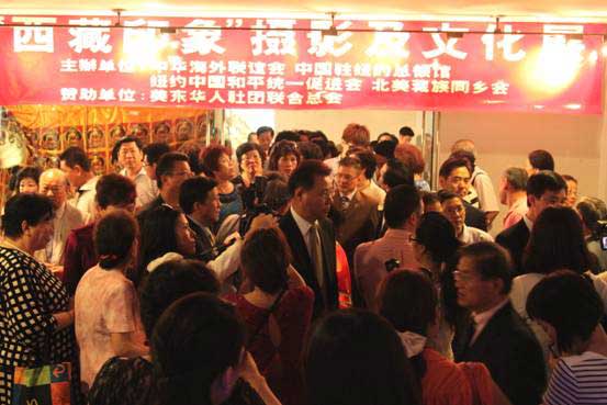 参观“西藏印象”摄影展的华人华侨。
