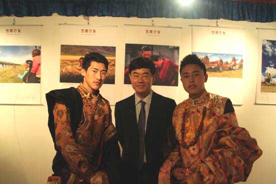 中华海外联谊会副秘书长朱京光与藏胞在展览前留影。
