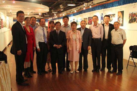 纽约中国和平统一促进会名誉会长花俊雄等侨胞与中华海外联谊会全体成员在展览前留影。