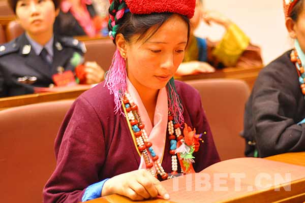 妇女代表认真阅读选票
