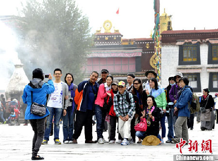 7月24日，游客们在拉萨市大昭寺广场上合影留念。