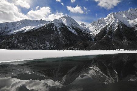 西藏：冰雪覆盖下的然乌湖