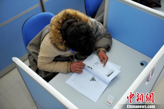 参加考试的藏区民众。安源　摄