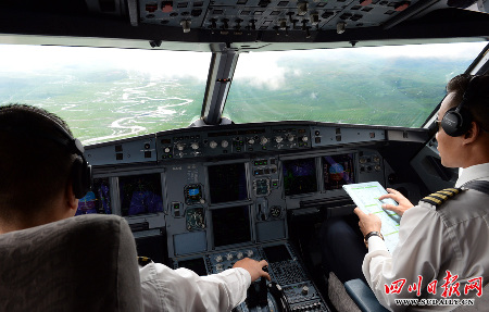 6月5日，试飞的中国国际航空公司的空客A319客机。 四川日报 李向雨 摄