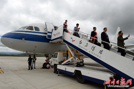 6月5日，中国国际航空公司的空客A319客机平稳降落在海拔3535米的四川阿坝红原机场。 四川日报 李向雨 摄