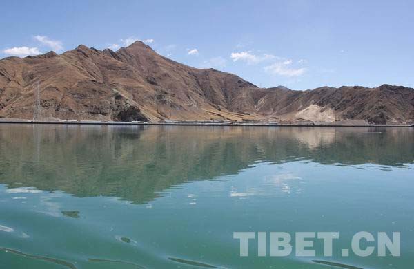 蓝天、白云、远山倒影在湖水中。摄影：马静