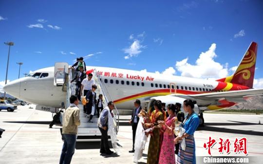8L9627航班顺利抵达拉萨贡嘎机场。　刘忠俊　摄