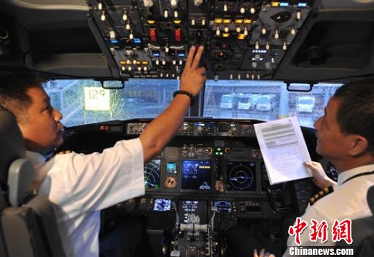 8L9627航班驾驶员正在准备起飞。　刘忠俊 摄