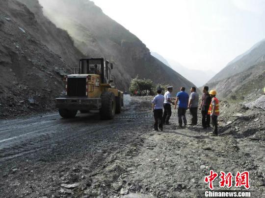 四川茂县垮塌路段已抢通便道开始单向通行