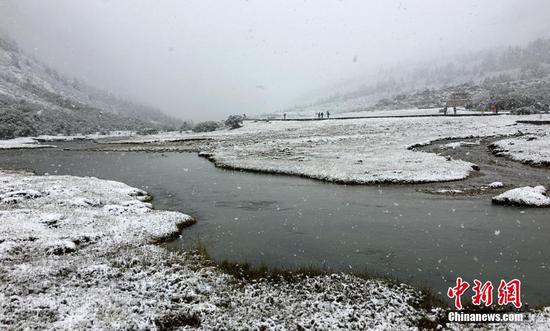 四川甘孜州稻城亚丁九月飘雪银装素裹(图)