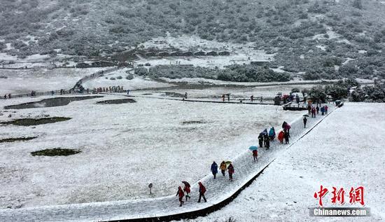 四川甘孜州稻城亚丁九月飘雪银装素裹(图)