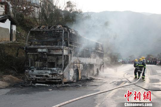 云南一载有39人客车发生自燃所有乘客安全撤离