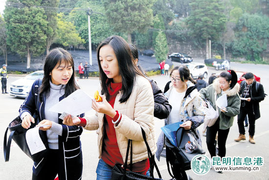 云南考生步入考场参加国考笔试。