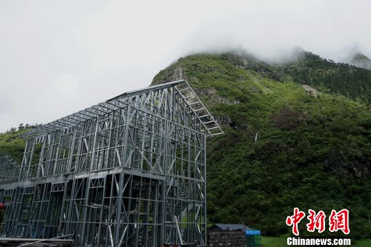 图为玉麦乡正在实施生态文明小康示范点建设，居民住宅进行全面改造，别墅式建筑均采用装配式轻钢龙骨结构，具备抗震、防锈等特点。　江飞波 摄