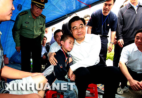 5月18日，中共中央总书记、国家主席、中央军委主席胡锦涛在四川省什邡市两棵树救助中心看望受灾群众。