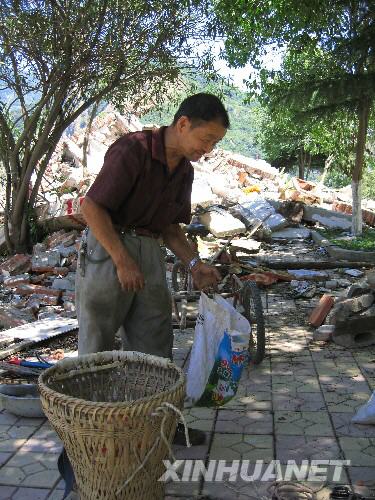 7月5日，北川县城的一位居民在县城内寻找自己的物品。当日，记者经特许进入地震重灾区北川县城采访，用相机记录下北川县城的现状。 