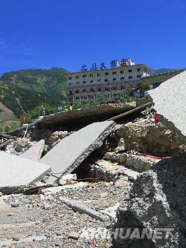  这是北川县城内一处废墟（7月5日摄）。当日，记者经特许进入地震重灾区北川县城采访，用相机记录下北川县城的现状。 