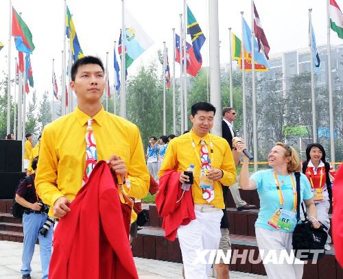 7月27日，中国篮球运动员易建联（左）和王治郅（左二）走进奥运村。当日，2008年北京奥运会奥运村正式开村，奥运村将接待来自200余个国家和地区的16000余名运动员和随队官员。