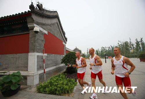  7月27日晚，三名波兰运动员在北京奥运村内跑步。当日，2008年北京奥运会奥运村正式开村，奥运村将接待来自200余个国家和地区的16000余名运动员和随队官员。 