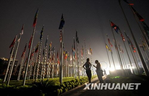7月27日晚，两名外国运动员在北京奥运村内交谈。当日，2008年北京奥运会奥运村正式开村，奥运村将接待来自200余个国家和地区的16000余名运动员和随队官员。