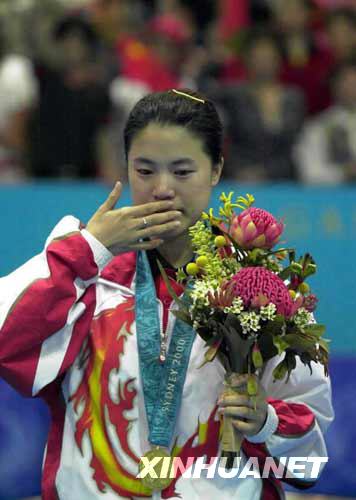 2000年9月24日，中国选手王楠在悉尼奥运会乒乓球女单决赛中，以3比2击败队友李菊，夺得金牌。这是王楠在领奖台上流下激动的泪水。