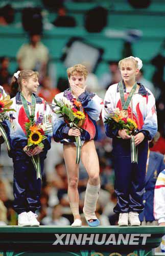 1996年7月23日，在第26届亚特兰大奥运会女子体操团体自选动作决赛中，美国女子体操队最后一个出场的斯特拉克·科尔左腿已经受伤，然而她在跳马比赛中，落地仍能稳稳站定，为美国队赢得致胜的9.712分。科尔的出色表现给观众留下深刻印象。这是科尔（中）在冠军领奖台上喜极而泣。