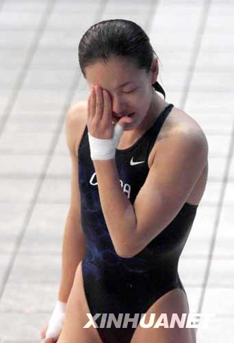 2000年9月28日，中国选手伏明霞在悉尼奥运会女子3米跳板跳水决赛中，以609.42分夺得冠军。这是伏明霞确认自己稳获金牌后，禁不住热泪盈眶。伏明霞是世界跳水史和中国奥运史上一位传奇式人物，从1992年到2000年的连续三届奥运会跳台和跳板比赛中共夺得四枚金牌。