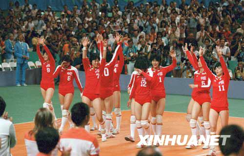 1984年8月7日，在第23届洛杉矶奥运会上，中国女排以3比0战胜美国队，获得冠军，实现了世界杯、世锦赛和奥运会“三连冠”。这是女排队员夺冠后喜极而泣。