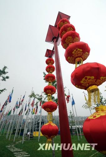  这是7月28日拍摄的奥运村内的红灯笼。 随处可见的中国元素为奥运村增添了风采，也方便了来自世界各地、参加北京奥运会的宾朋体验独特的中国文化。 新华社记者 李勇 摄 