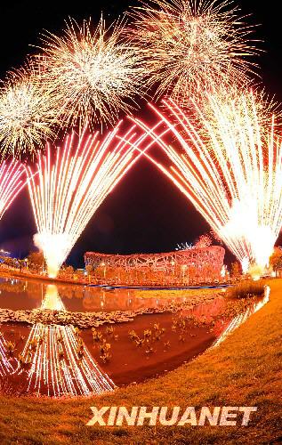 8月2日，北京奥运会开幕式进行第二次彩排，燃放的焰火绽放在北京上空。