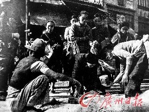 被日军占领后的广州：民众泥巴粘剩谷淘洗后果腹