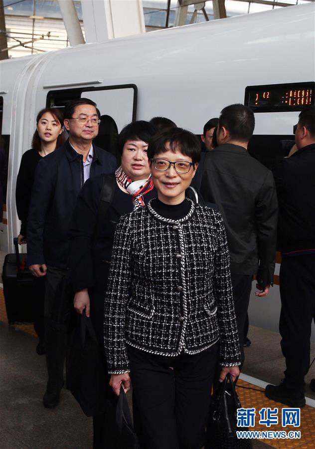 （十九大）出席十九大的上海代表团抵京