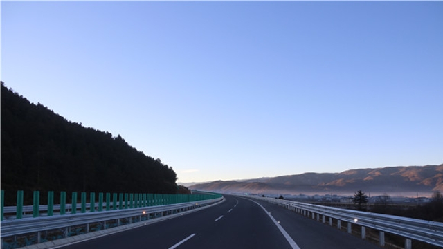 云南迪庆：乡村公路“拉来”了群众好生活
